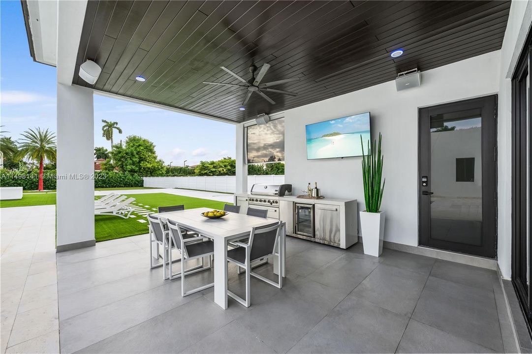 Recently Sold: $3,980,000 (5 beds, 5 baths, 4270 Square Feet)