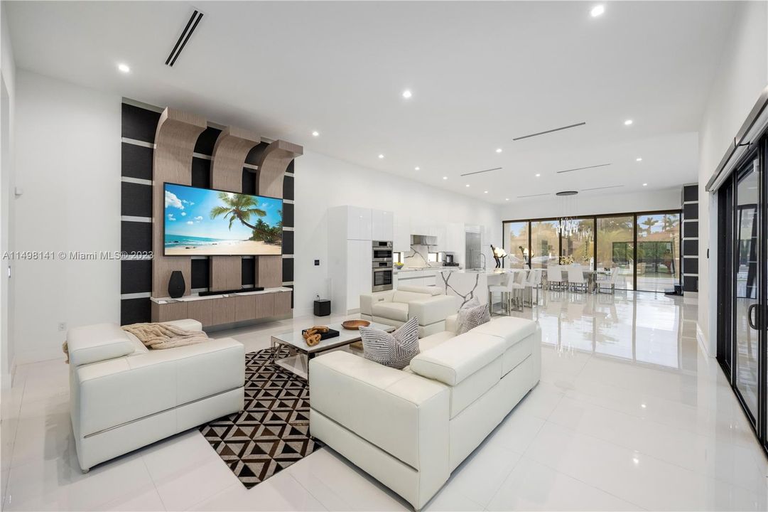 Recently Sold: $3,980,000 (5 beds, 5 baths, 4270 Square Feet)