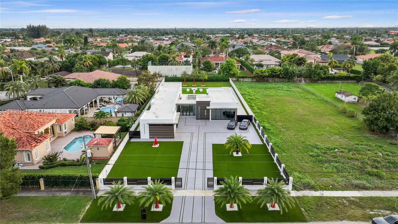 Recently Sold: $3,980,000 (5 beds, 5 baths, 4270 Square Feet)