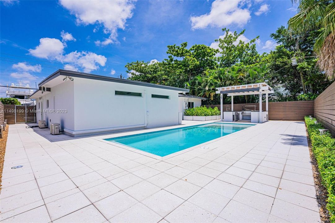 Recently Sold: $875,000 (3 beds, 2 baths, 1729 Square Feet)