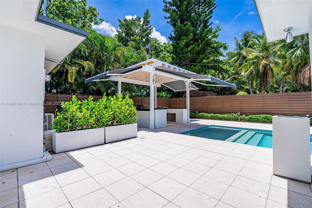 Recently Sold: $875,000 (3 beds, 2 baths, 1729 Square Feet)