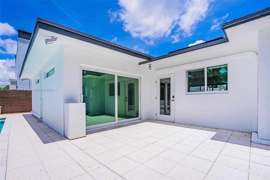 Recently Sold: $875,000 (3 beds, 2 baths, 1729 Square Feet)