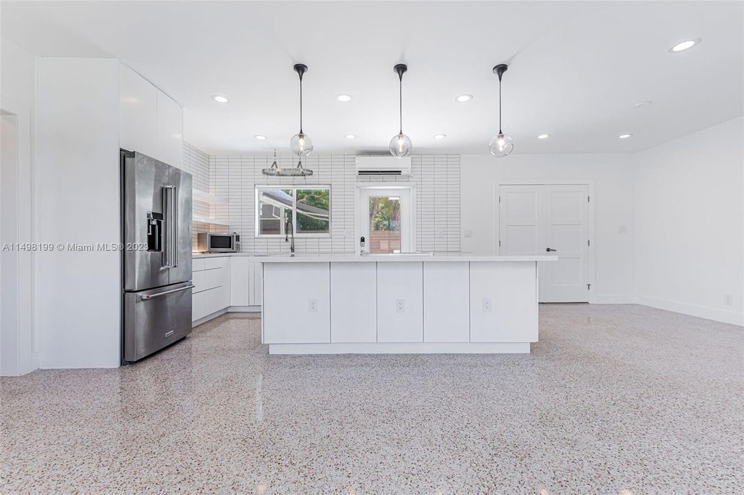 Recently Sold: $875,000 (3 beds, 2 baths, 1729 Square Feet)