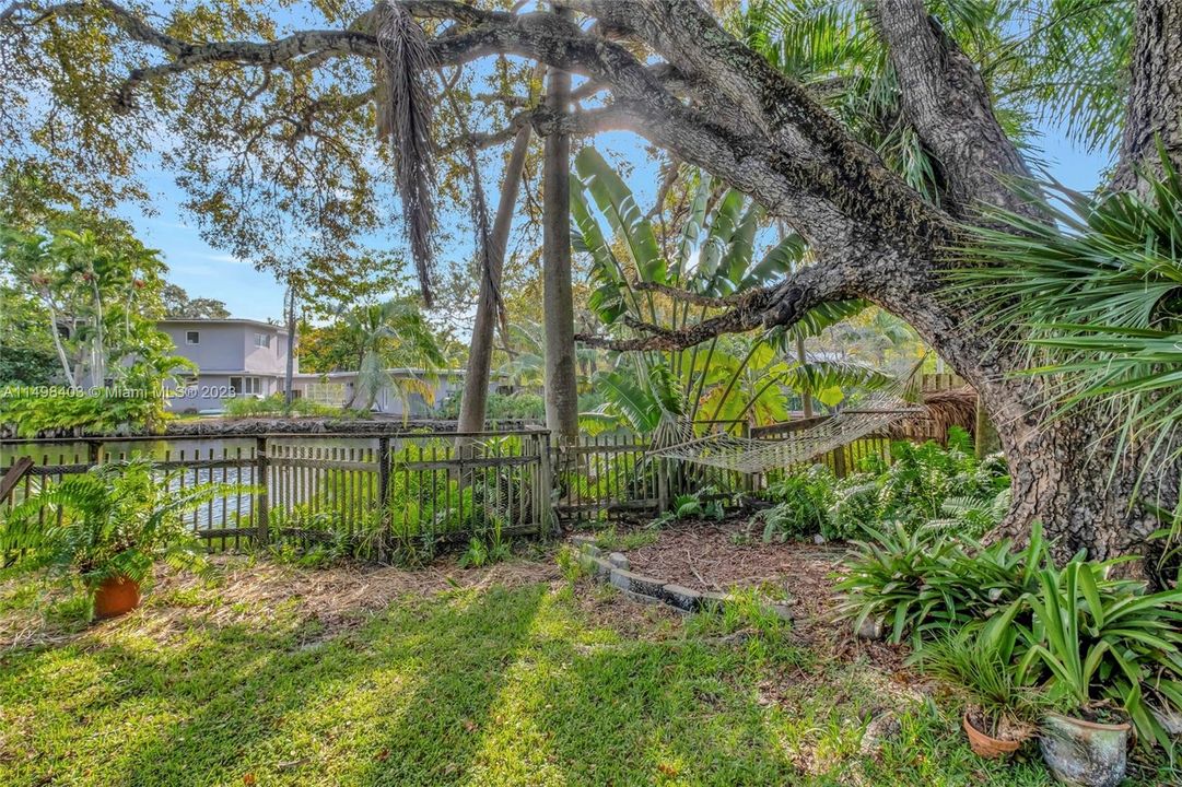 Recently Sold: $1,100,000 (3 beds, 2 baths, 1122 Square Feet)