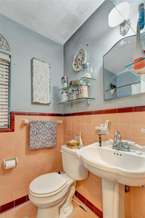 Recently Sold: $1,100,000 (3 beds, 2 baths, 1122 Square Feet)