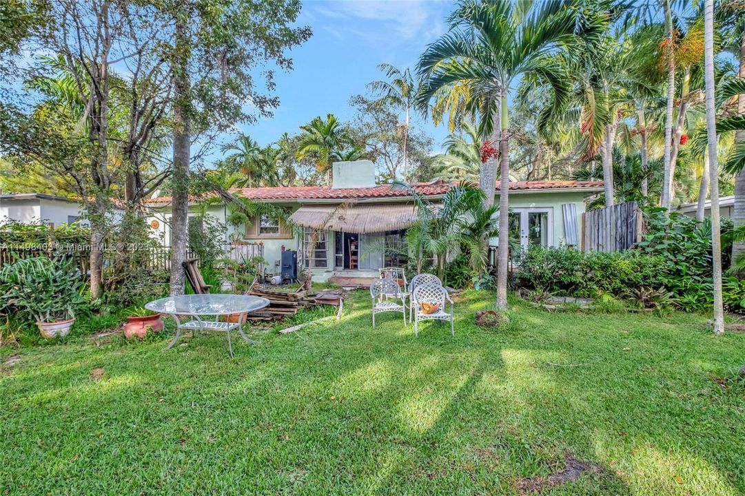 Recently Sold: $1,100,000 (3 beds, 2 baths, 1122 Square Feet)