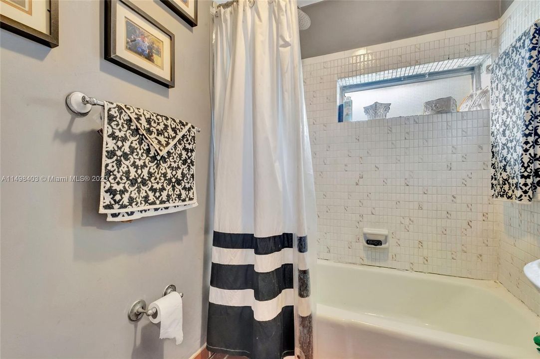 Recently Sold: $1,100,000 (3 beds, 2 baths, 1122 Square Feet)