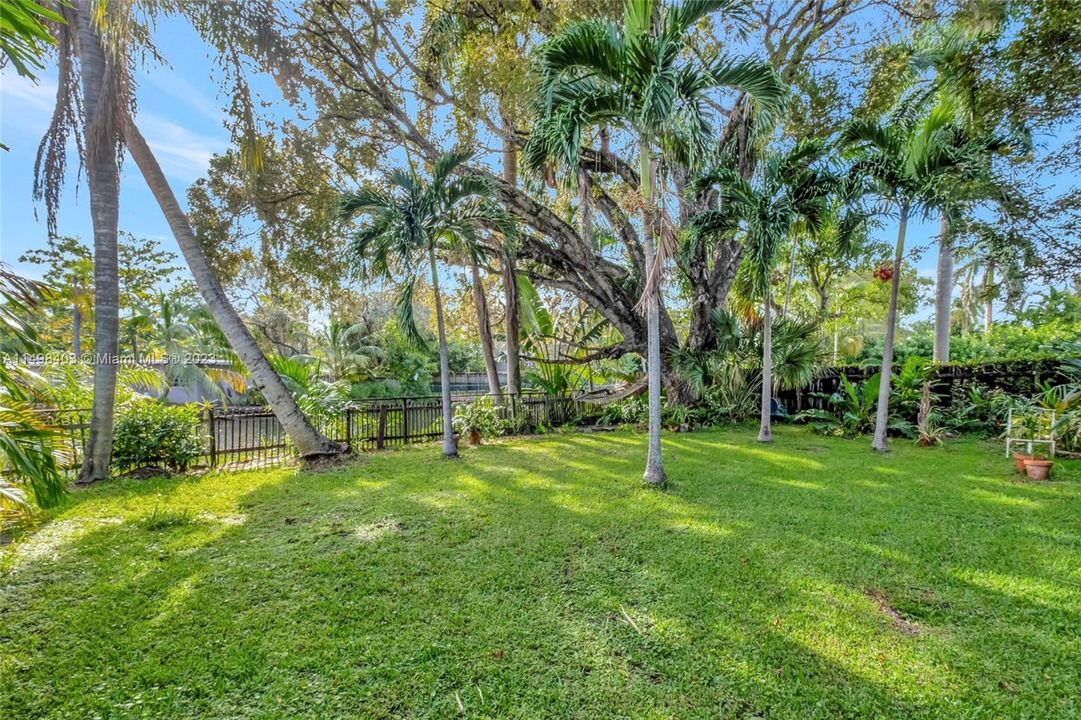 Recently Sold: $1,100,000 (3 beds, 2 baths, 1122 Square Feet)