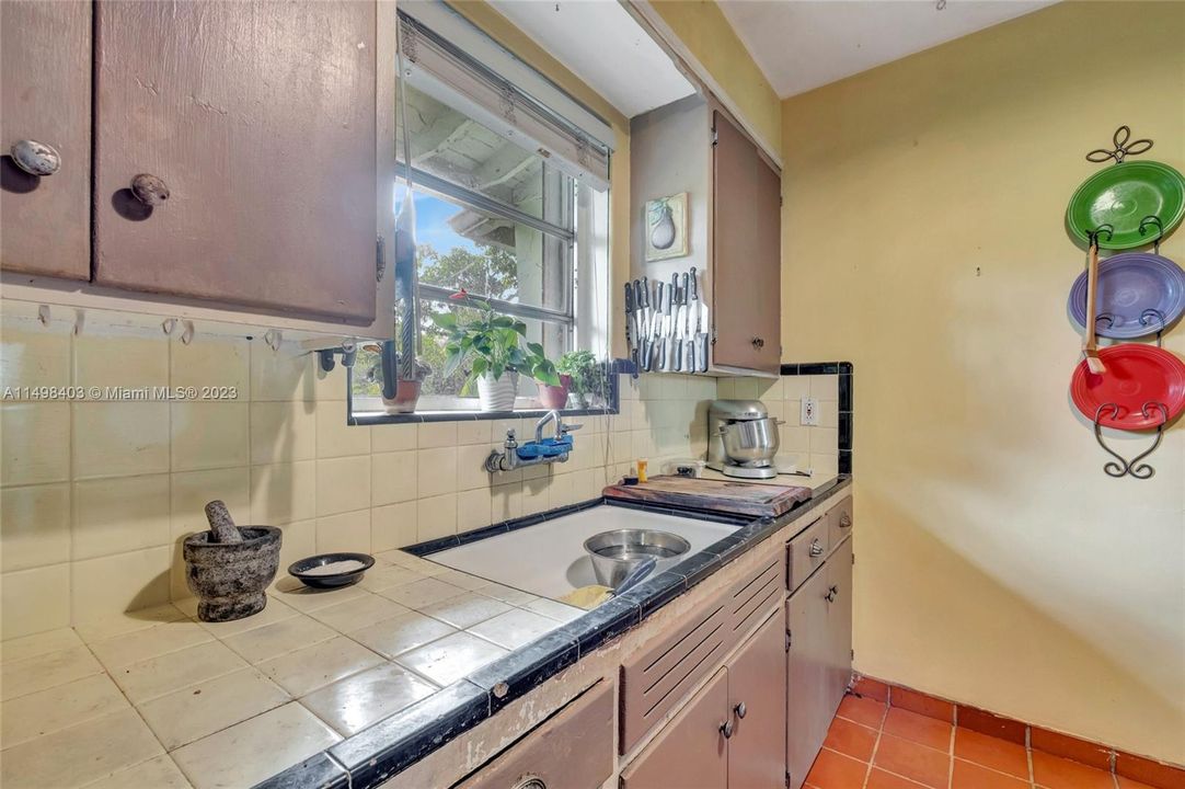 Recently Sold: $1,100,000 (3 beds, 2 baths, 1122 Square Feet)