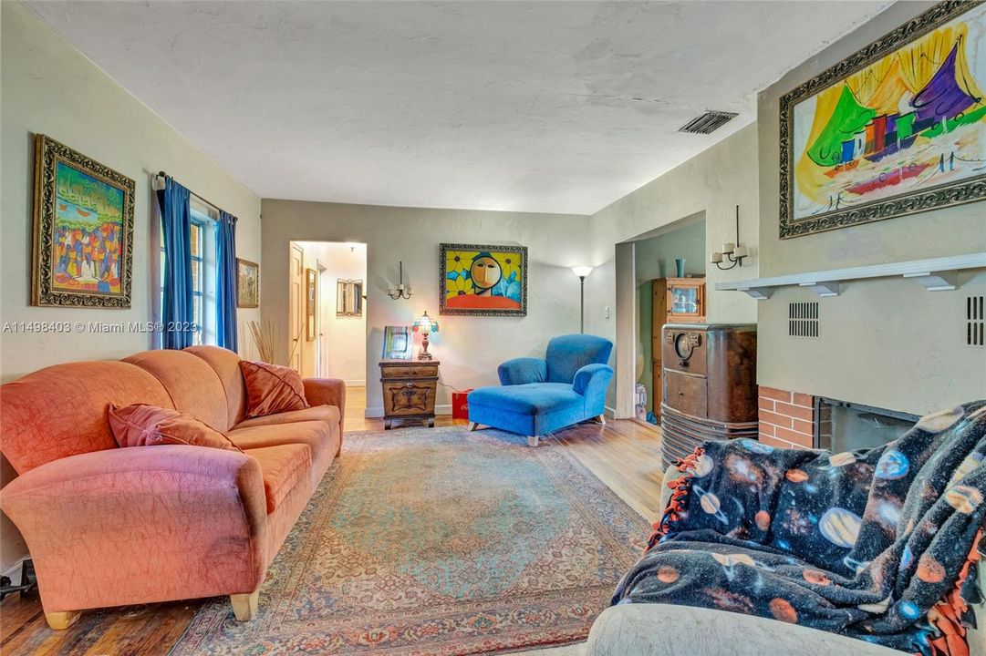 Recently Sold: $1,100,000 (3 beds, 2 baths, 1122 Square Feet)
