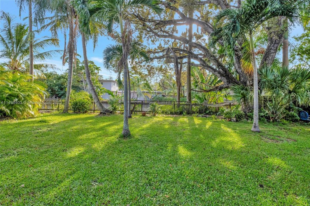 Recently Sold: $1,100,000 (3 beds, 2 baths, 1122 Square Feet)