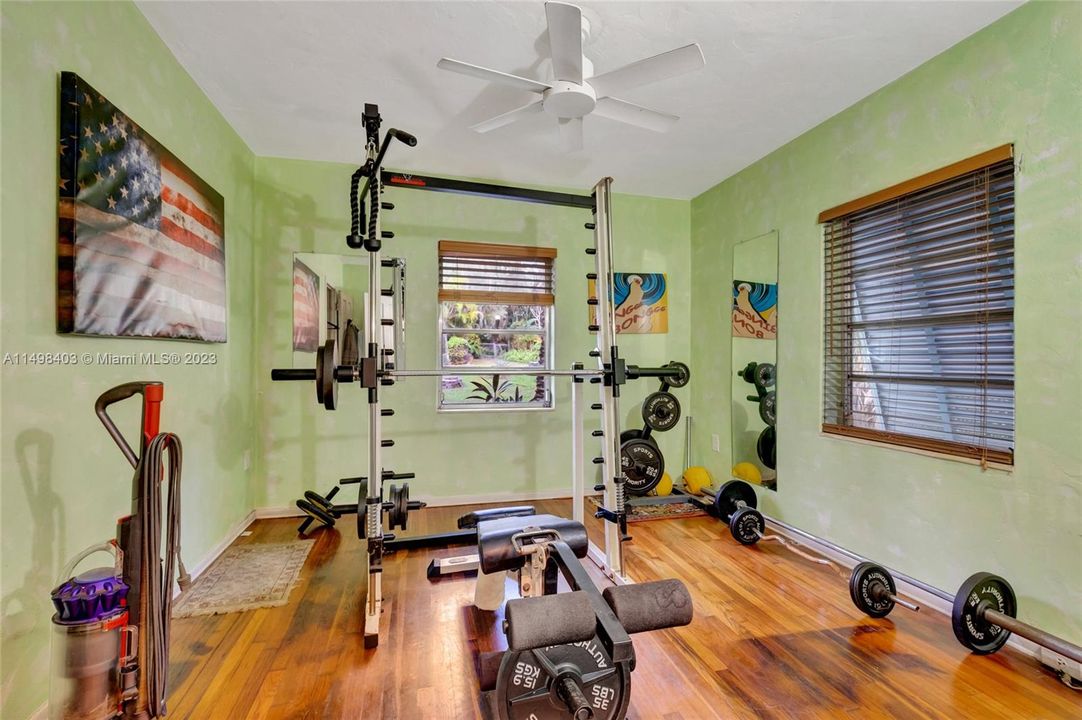 Recently Sold: $1,100,000 (3 beds, 2 baths, 1122 Square Feet)