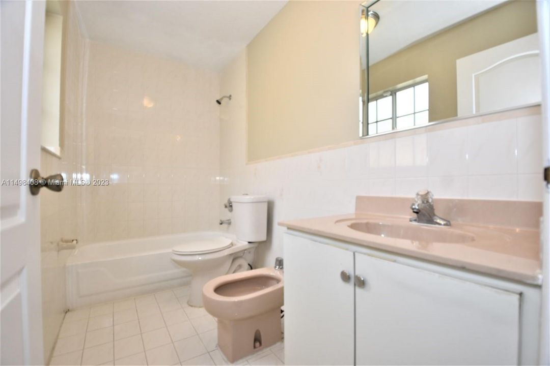 最近租的: $2,599 (3 贝兹, 2 浴室, 1555 平方英尺)