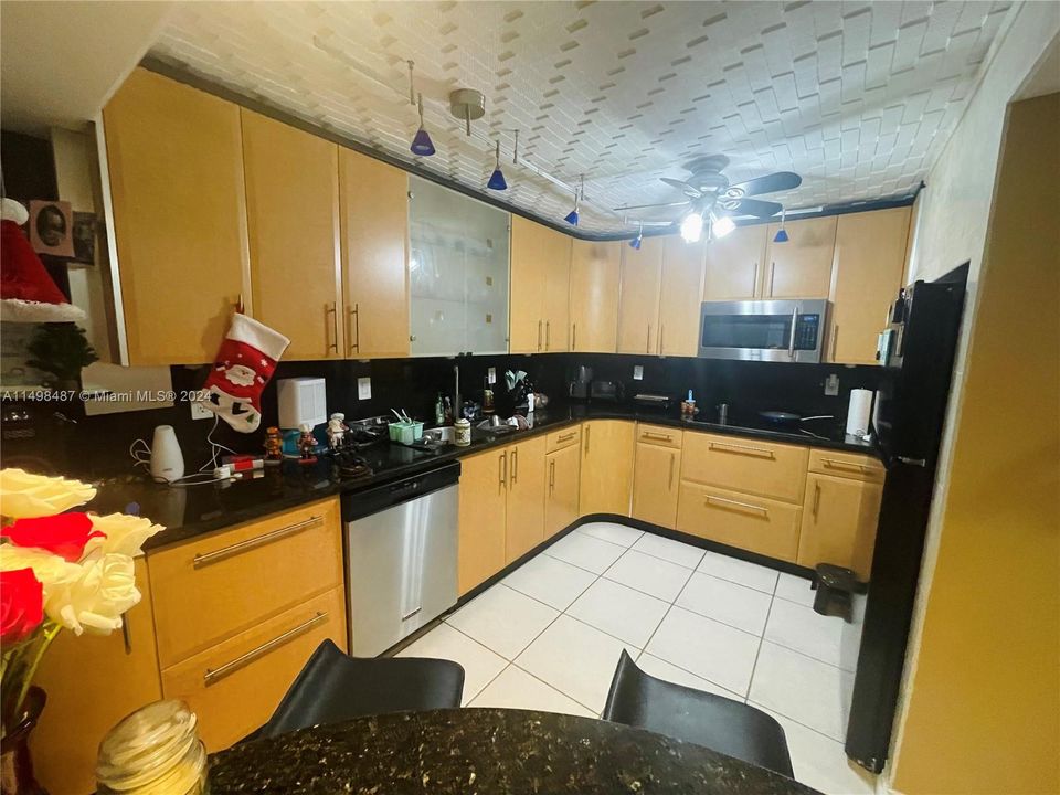 Recently Sold: $400,000 (2 beds, 2 baths, 1065 Square Feet)