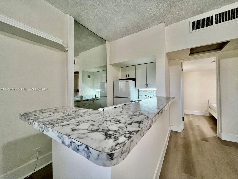 For Sale: $172,000 (1 beds, 1 baths, 464 Square Feet)