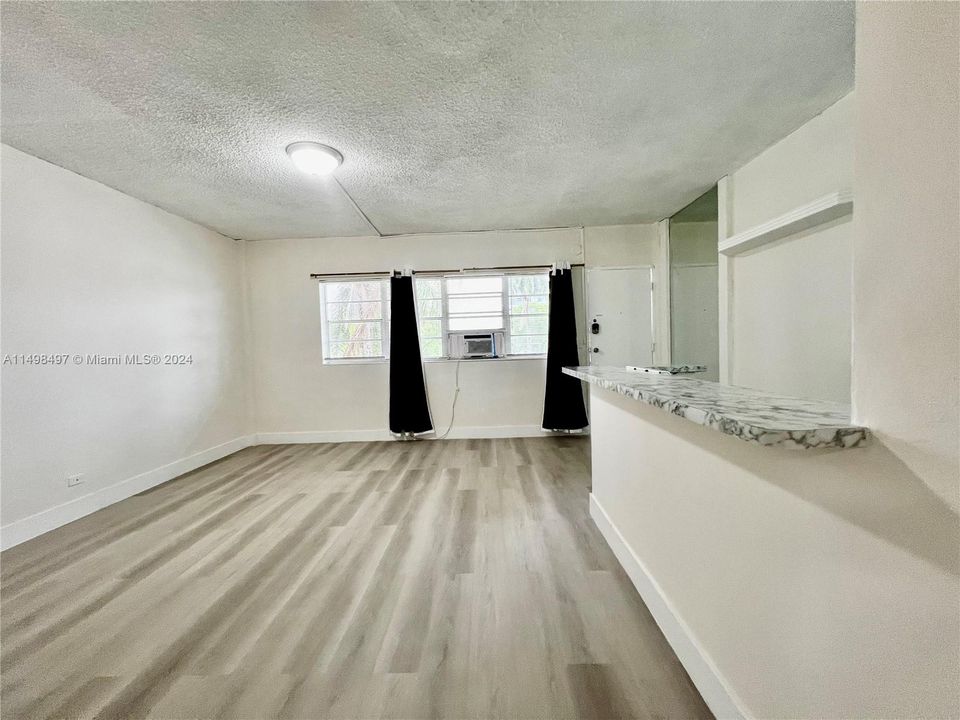 For Sale: $172,000 (1 beds, 1 baths, 464 Square Feet)