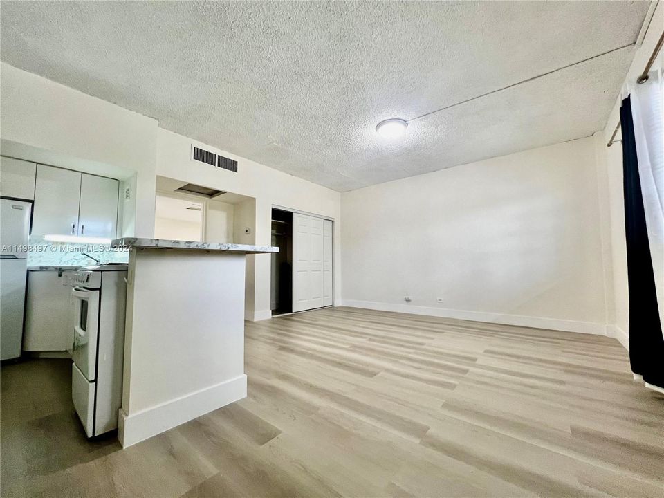 For Sale: $172,000 (1 beds, 1 baths, 464 Square Feet)