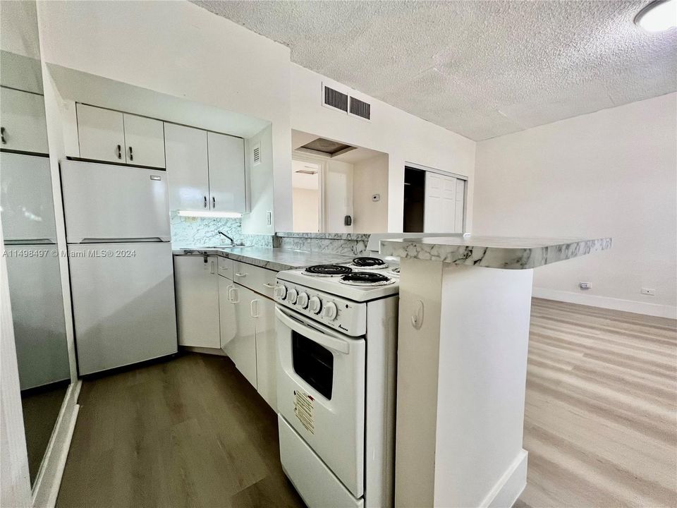 For Sale: $172,000 (1 beds, 1 baths, 464 Square Feet)