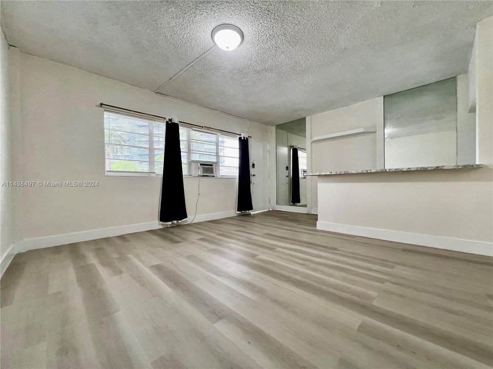 For Sale: $172,000 (1 beds, 1 baths, 464 Square Feet)