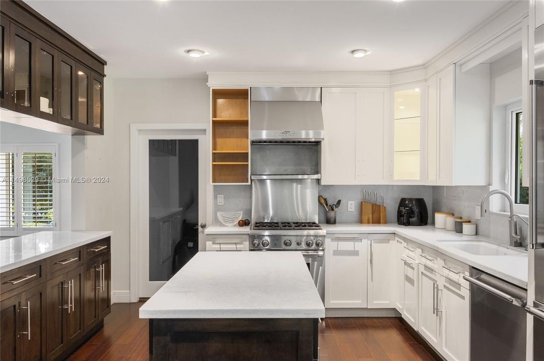 Recently Sold: $2,299,999 (3 beds, 3 baths, 2388 Square Feet)