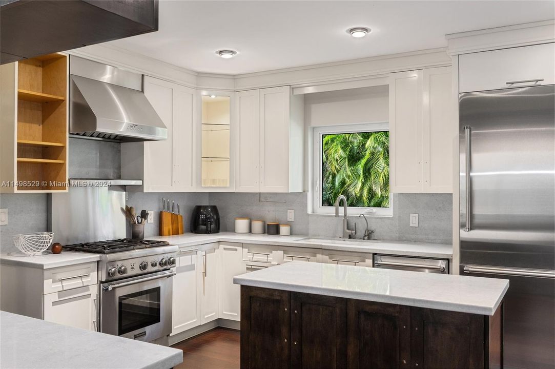 Recently Sold: $2,299,999 (3 beds, 3 baths, 2388 Square Feet)