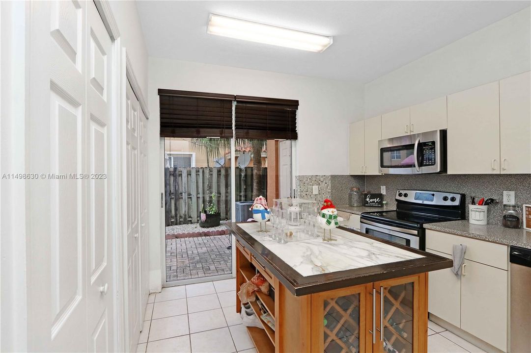 Recently Rented: $2,895 (3 beds, 3 baths, 1351 Square Feet)