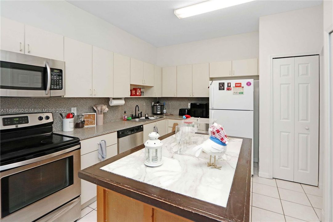 Recently Rented: $2,895 (3 beds, 3 baths, 1351 Square Feet)