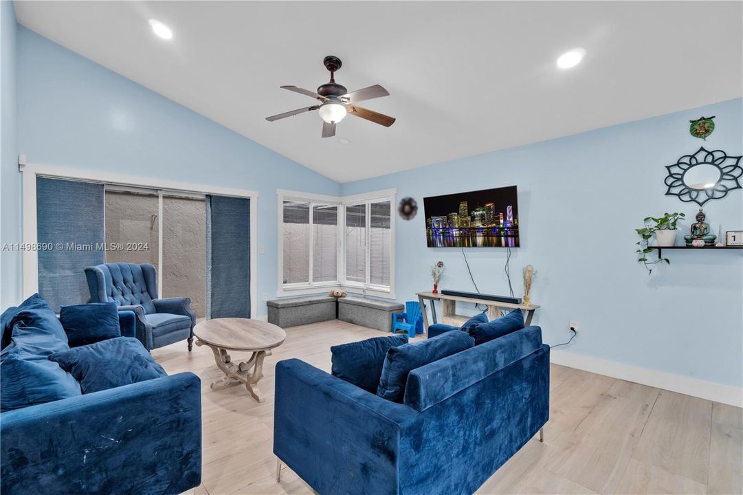 For Sale: $579,000 (3 beds, 2 baths, 1493 Square Feet)