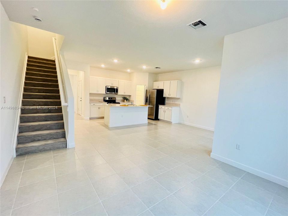 最近租的: $3,100 (3 贝兹, 2 浴室, 1690 平方英尺)