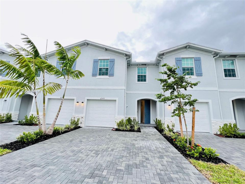 最近租的: $3,100 (3 贝兹, 2 浴室, 1690 平方英尺)