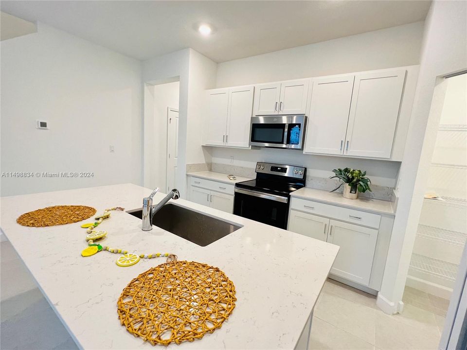 最近租的: $3,100 (3 贝兹, 2 浴室, 1690 平方英尺)