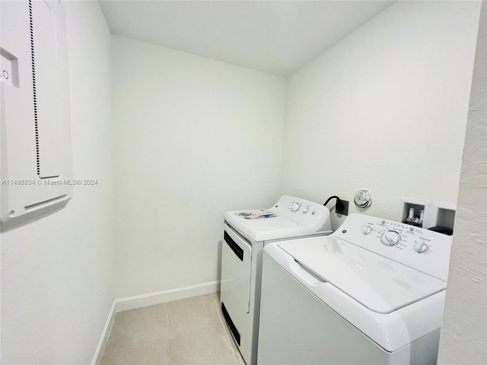 最近租的: $3,100 (3 贝兹, 2 浴室, 1690 平方英尺)