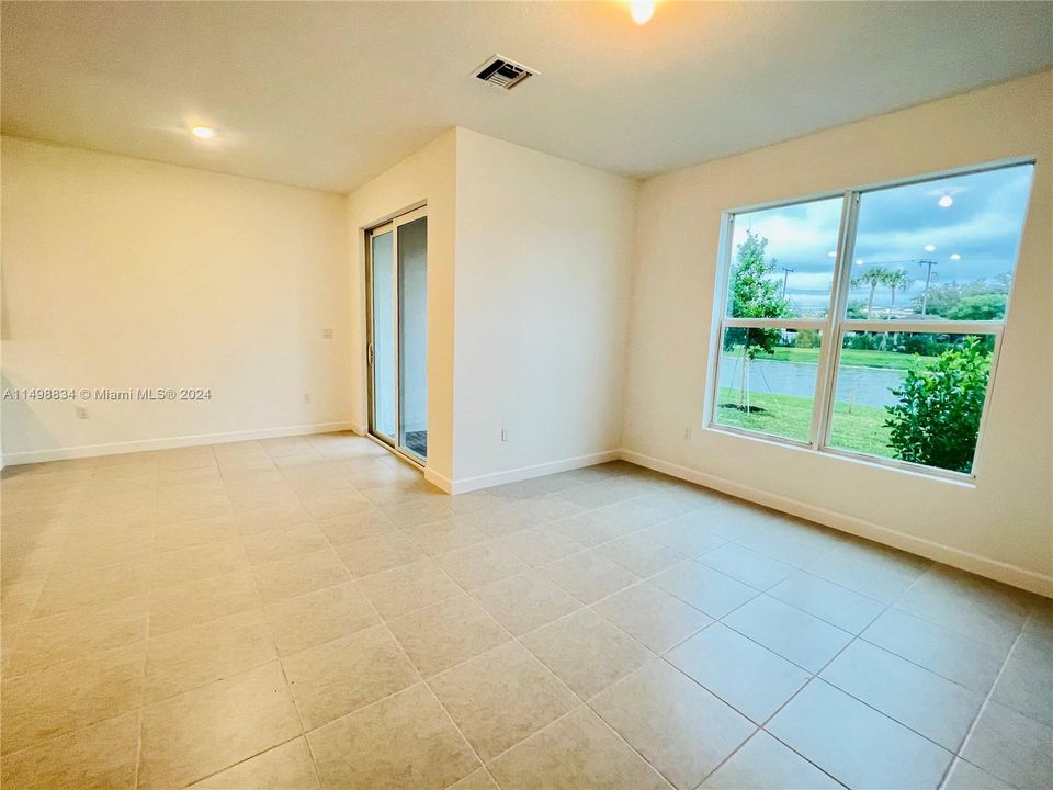 最近租的: $3,100 (3 贝兹, 2 浴室, 1690 平方英尺)