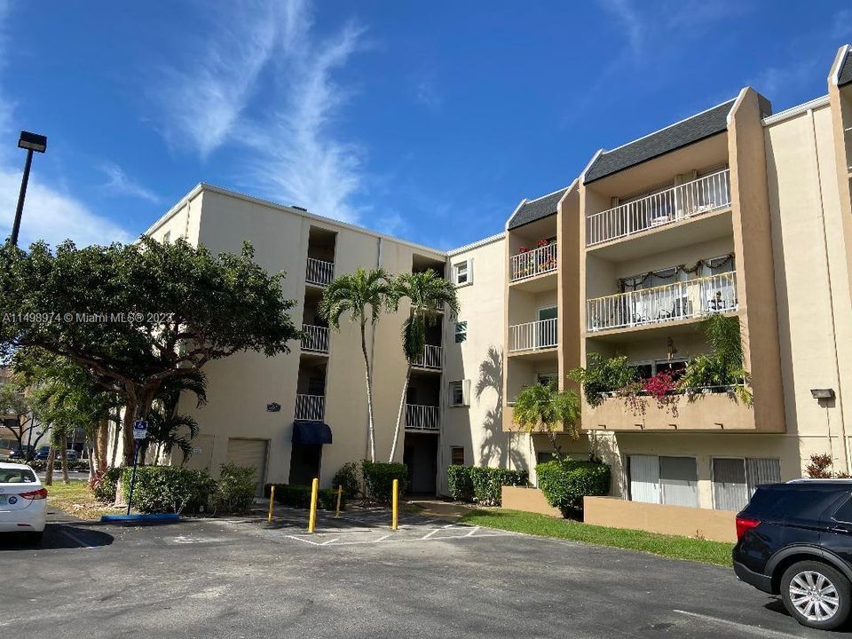 Active With Contract: $235,000 (1 beds, 1 baths, 715 Square Feet)