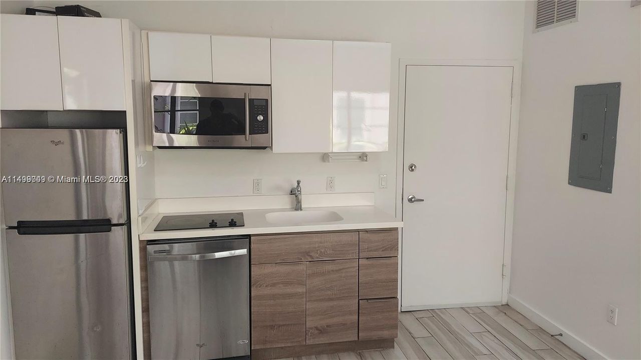 For Sale: $249,000 (1 beds, 1 baths, 443 Square Feet)