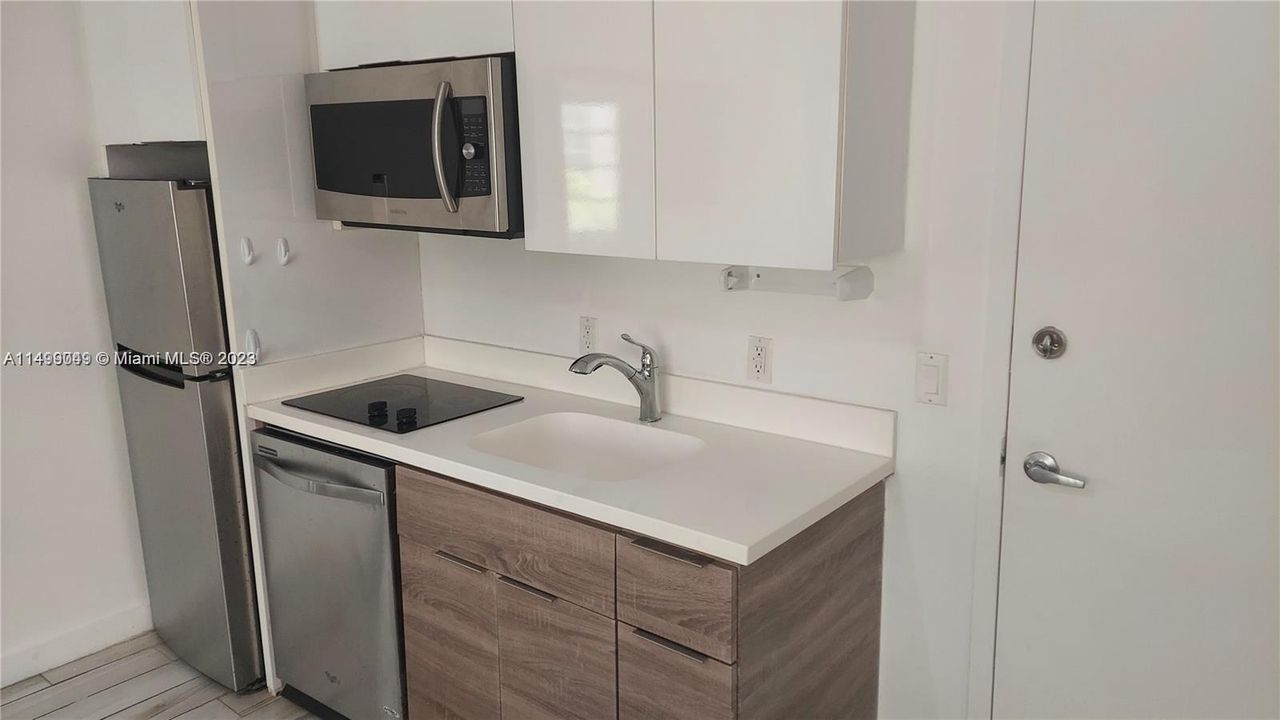 For Sale: $249,000 (1 beds, 1 baths, 443 Square Feet)