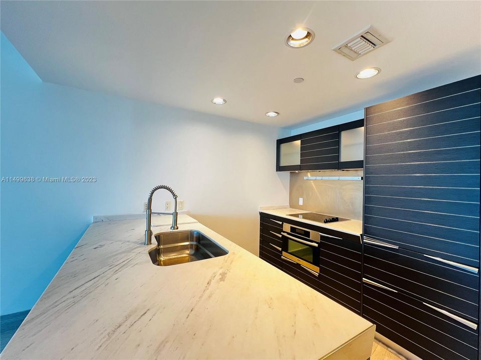 Recently Rented: $4,100 (1 beds, 1 baths, 950 Square Feet)