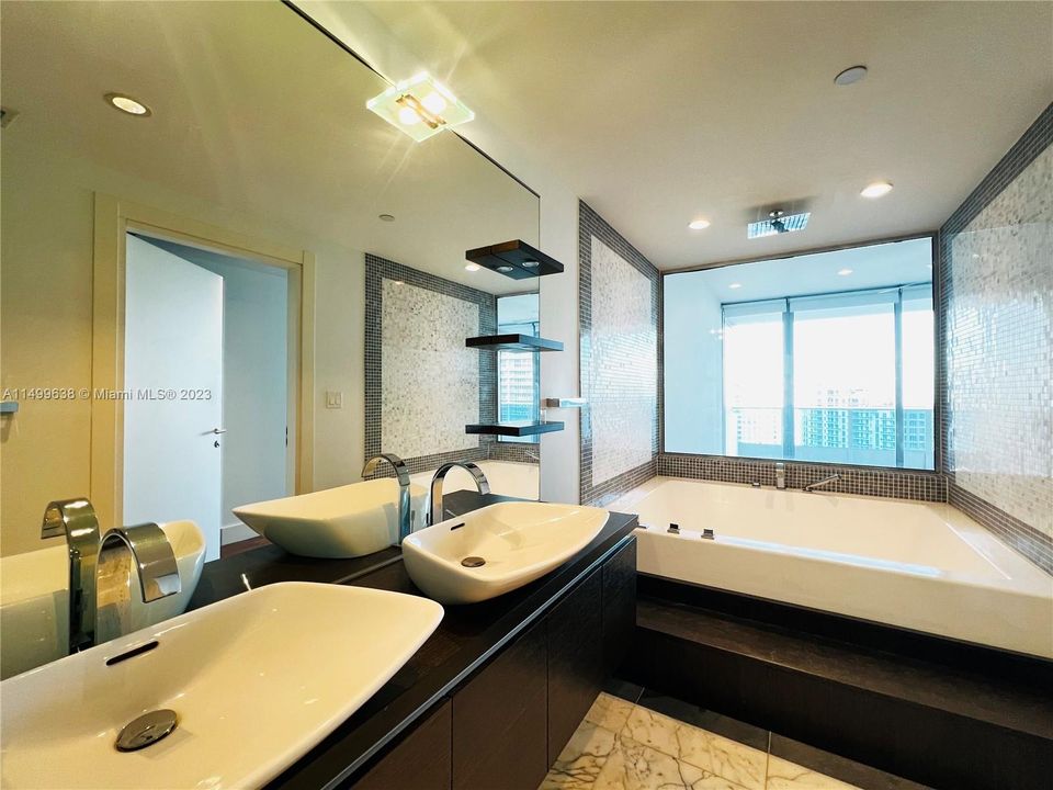 Recently Rented: $4,100 (1 beds, 1 baths, 950 Square Feet)