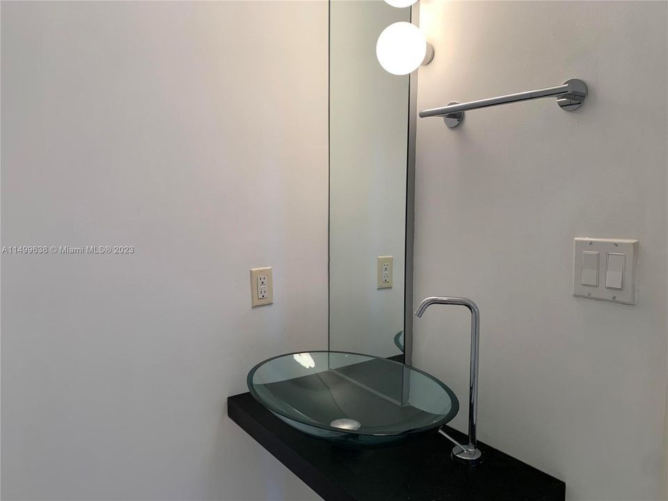 Recently Rented: $4,100 (1 beds, 1 baths, 950 Square Feet)