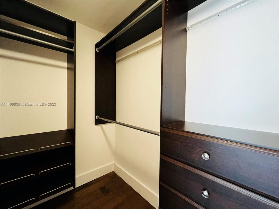 Recently Rented: $4,100 (1 beds, 1 baths, 950 Square Feet)