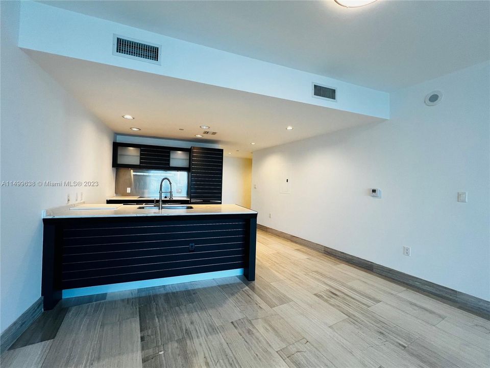 Recently Rented: $4,100 (1 beds, 1 baths, 950 Square Feet)