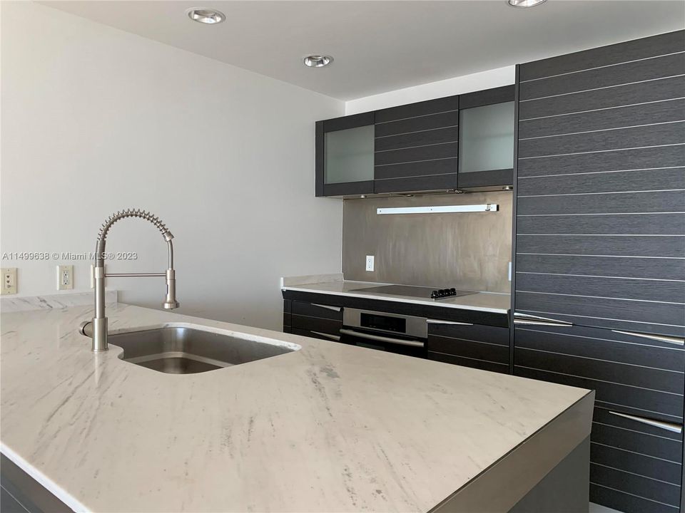 Recently Rented: $4,100 (1 beds, 1 baths, 950 Square Feet)