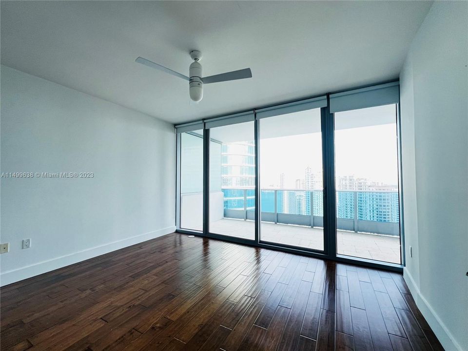 Recently Rented: $4,100 (1 beds, 1 baths, 950 Square Feet)