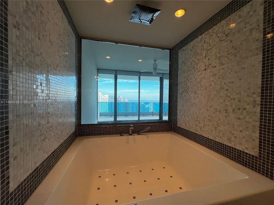 Recently Rented: $4,100 (1 beds, 1 baths, 950 Square Feet)