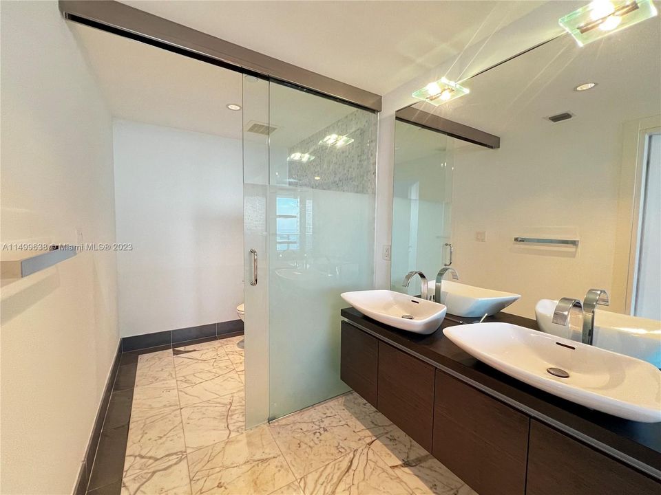 Recently Rented: $4,100 (1 beds, 1 baths, 950 Square Feet)