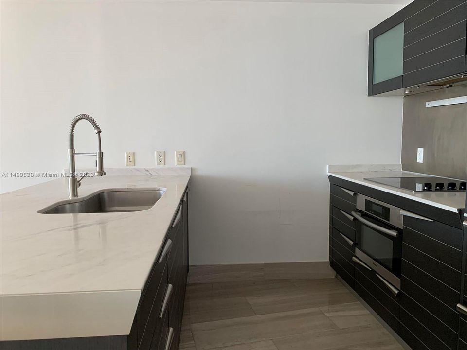 Recently Rented: $4,100 (1 beds, 1 baths, 950 Square Feet)