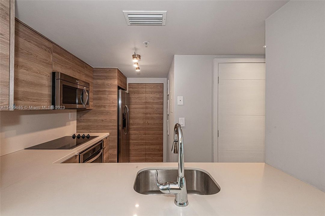 For Sale: $815,000 (1 beds, 1 baths, 746 Square Feet)