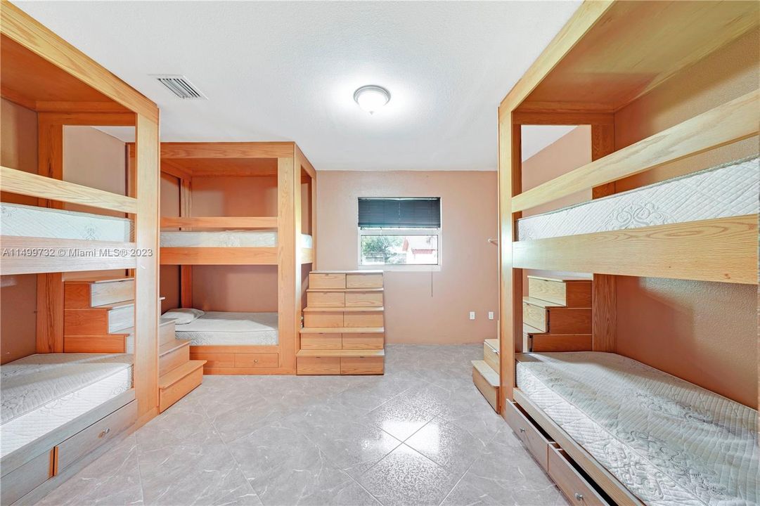 En Venta: $1,850,000 (4 camas, 3 baños, 2198 Pies cuadrados)