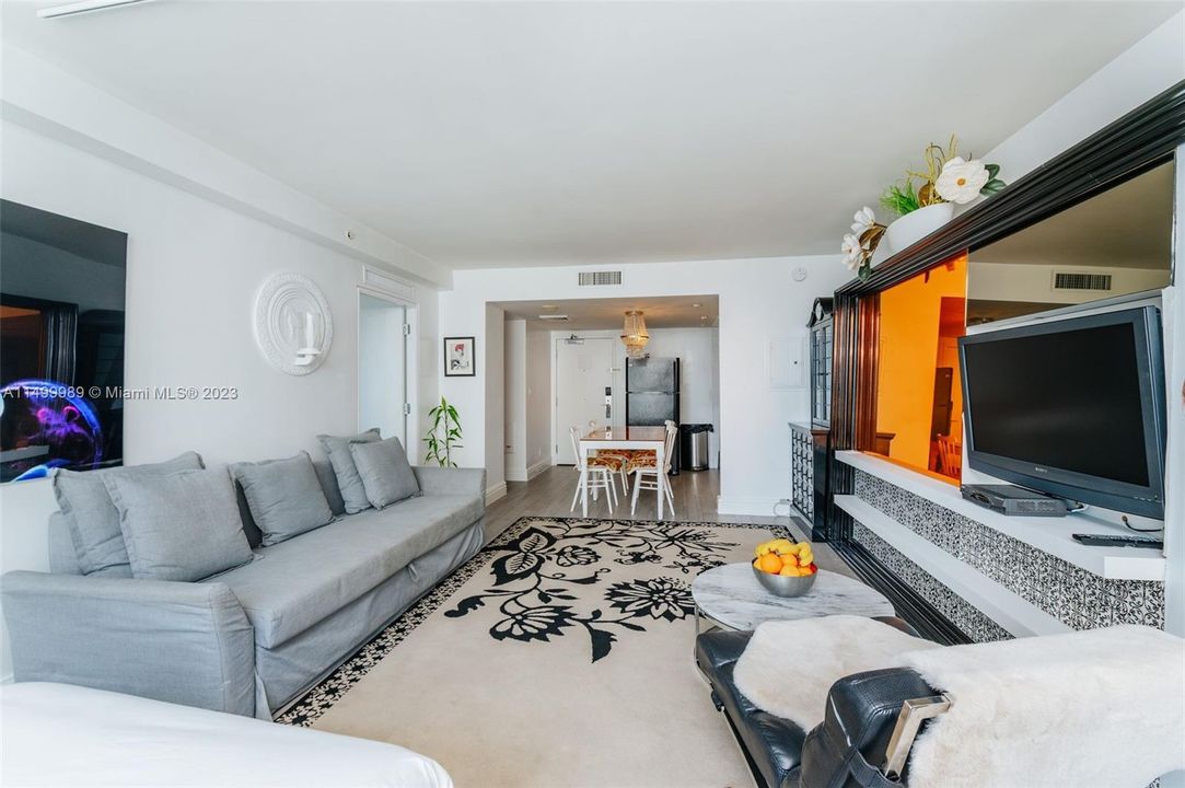 For Sale: $519,900 (1 beds, 1 baths, 741 Square Feet)
