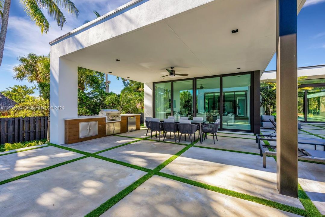 Vendido Recientemente: $4,825,000 (7 camas, 7 baños, 5375 Pies cuadrados)